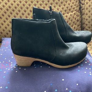 Dansko boot clogs, size 40 (fits like size 10) Black leather, worn less than 5x.